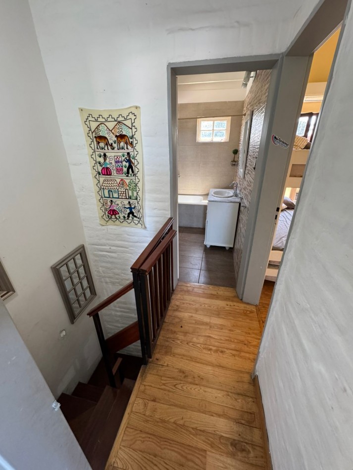 CASA QUINTA 3 AMBIENTES EN LOTE DE 734 m² CON PARQUE, QUINCHO Y PILETA. REF. 882