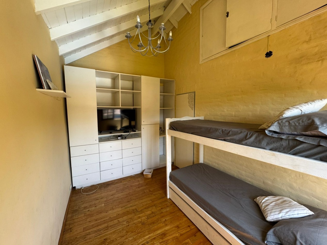 CASA QUINTA 3 AMBIENTES EN LOTE DE 734 m² CON PARQUE, QUINCHO Y PILETA. REF. 882