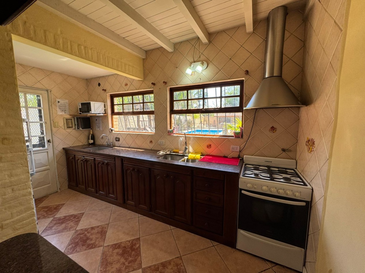 CASA QUINTA 3 AMBIENTES EN LOTE DE 734 m² CON PARQUE, QUINCHO Y PILETA. REF. 882