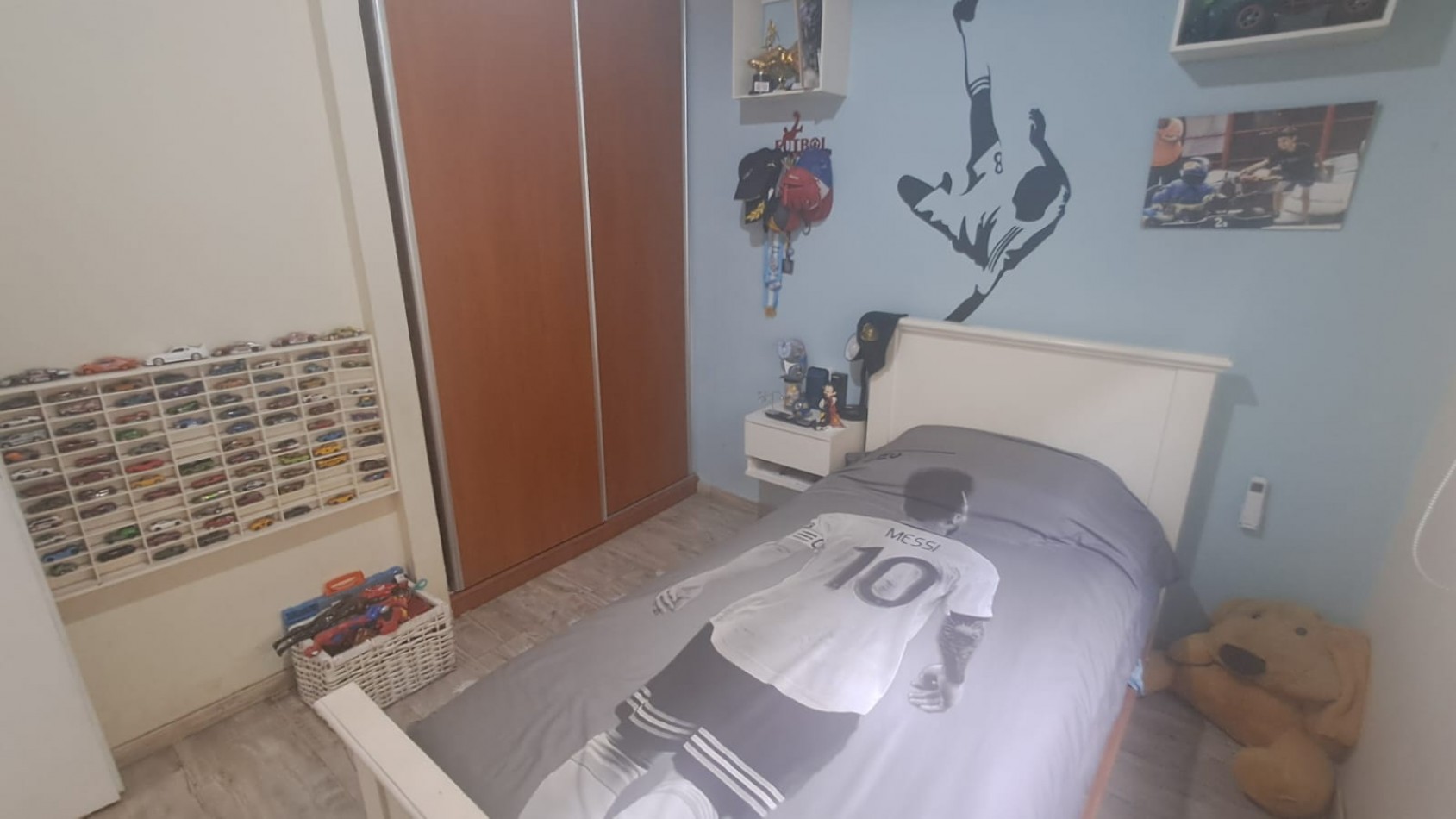 CASA 4 AMB CON GARAGE CUBIERTO, QUINCHO CON PARRILLA Y PATIO REF. 883