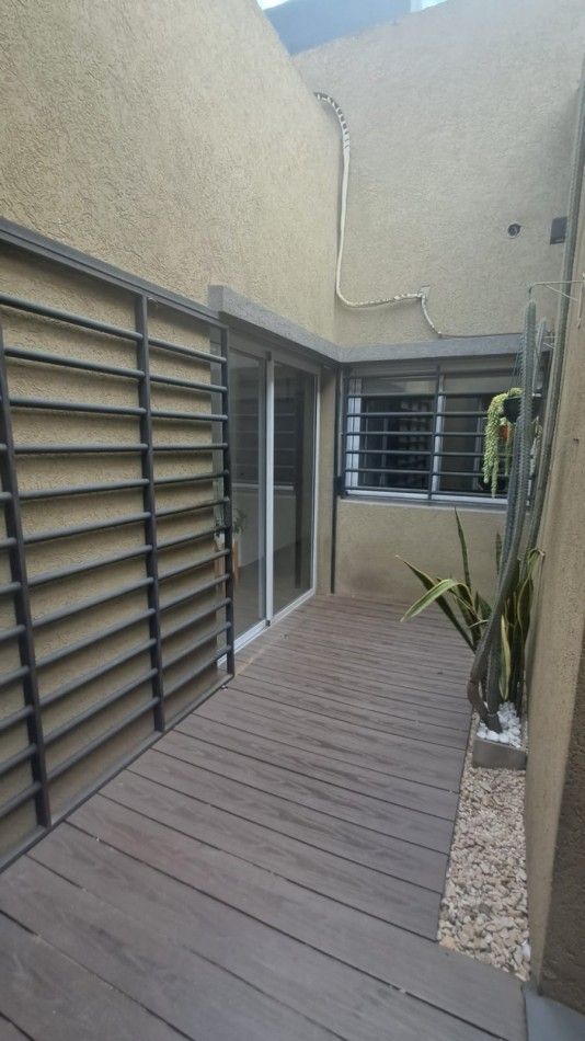 CASA 4 AMB CON GARAGE CUBIERTO, QUINCHO CON PARRILLA Y PATIO REF. 883