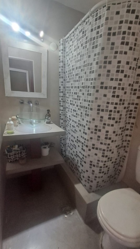 CASA 4 AMB CON GARAGE CUBIERTO, QUINCHO CON PARRILLA Y PATIO REF. 883