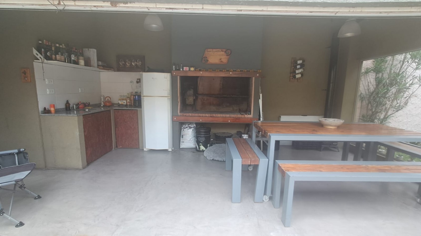 CASA 4 AMB CON GARAGE CUBIERTO, QUINCHO CON PARRILLA Y PATIO REF. 883