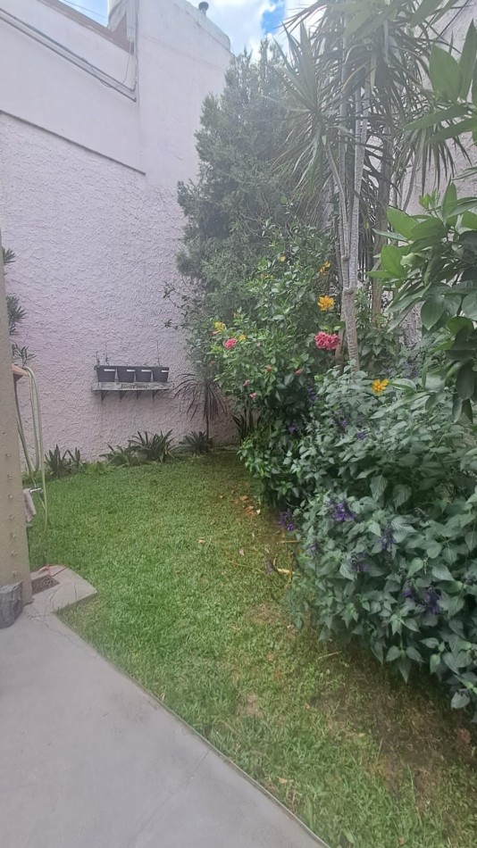 CASA 4 AMB CON GARAGE CUBIERTO, QUINCHO CON PARRILLA Y PATIO REF. 883