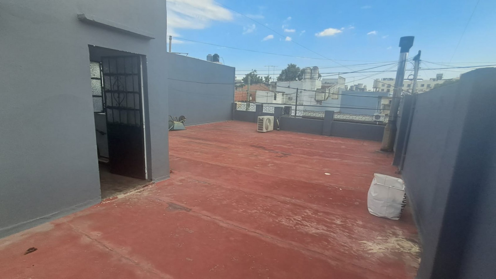 CASA 4 AMB CON GARAGE CUBIERTO, QUINCHO CON PARRILLA Y PATIO REF. 883