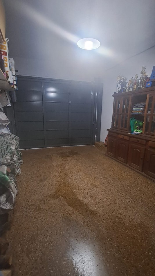 CASA 4 AMB CON GARAGE CUBIERTO, QUINCHO CON PARRILLA Y PATIO REF. 883