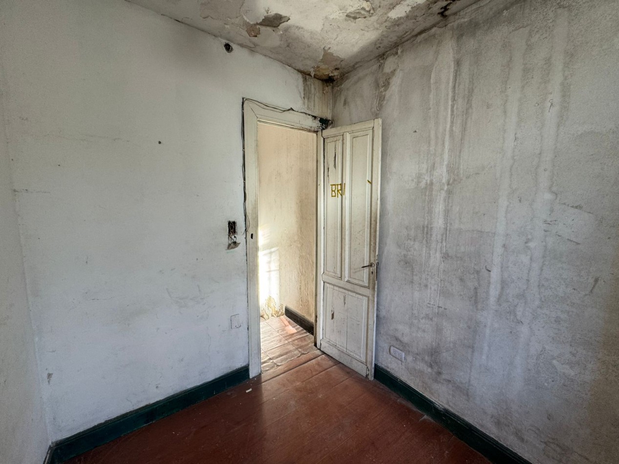 CASA 5 AMBIENTES CON PATIO A REFACCIONAR. REF. 892