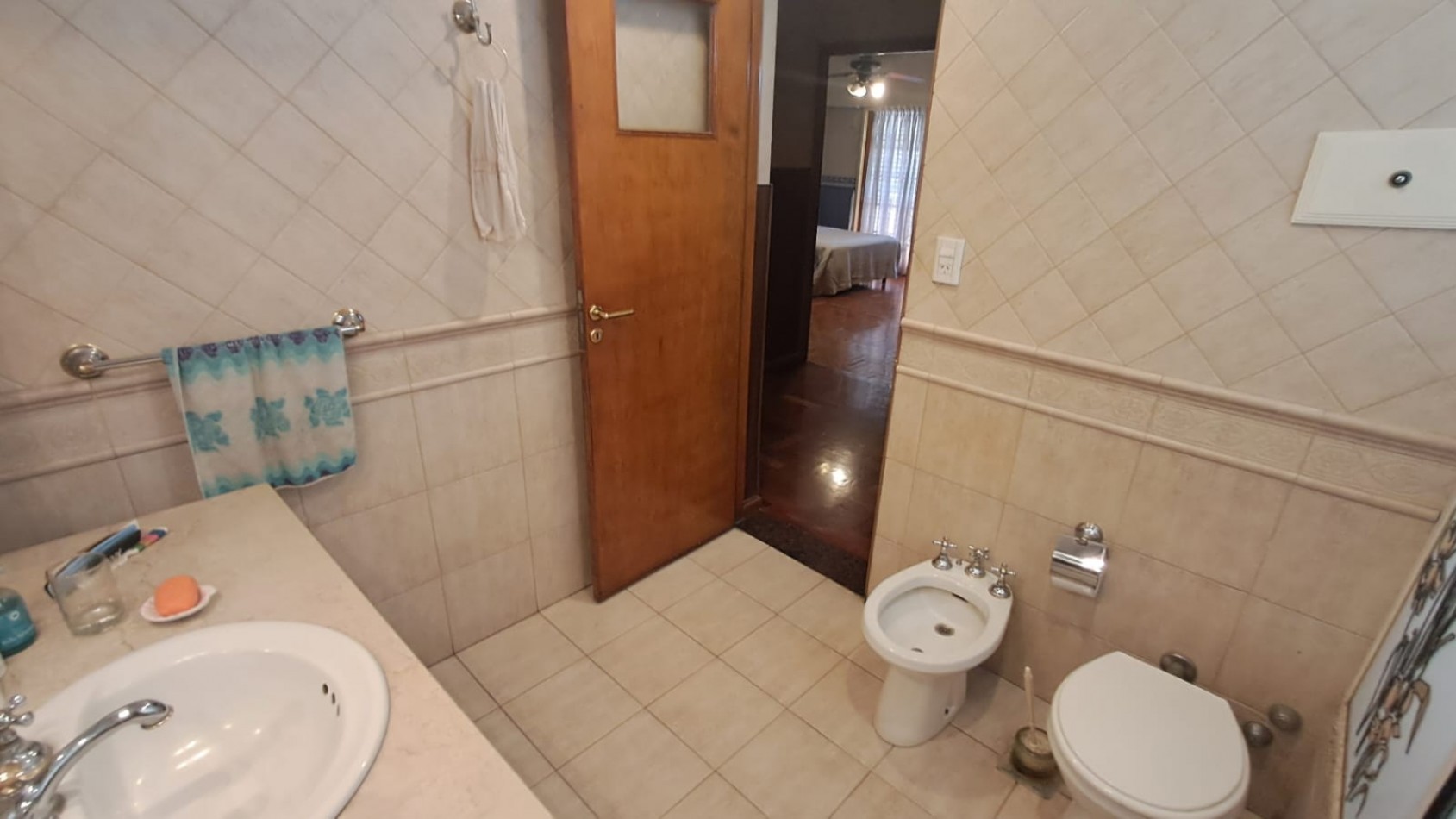 CASA 5 AMB CON COCHERA CUBIERTA, AMPLIO PATIO Y QUINCHO EN DOS PLANTAS.REF.894