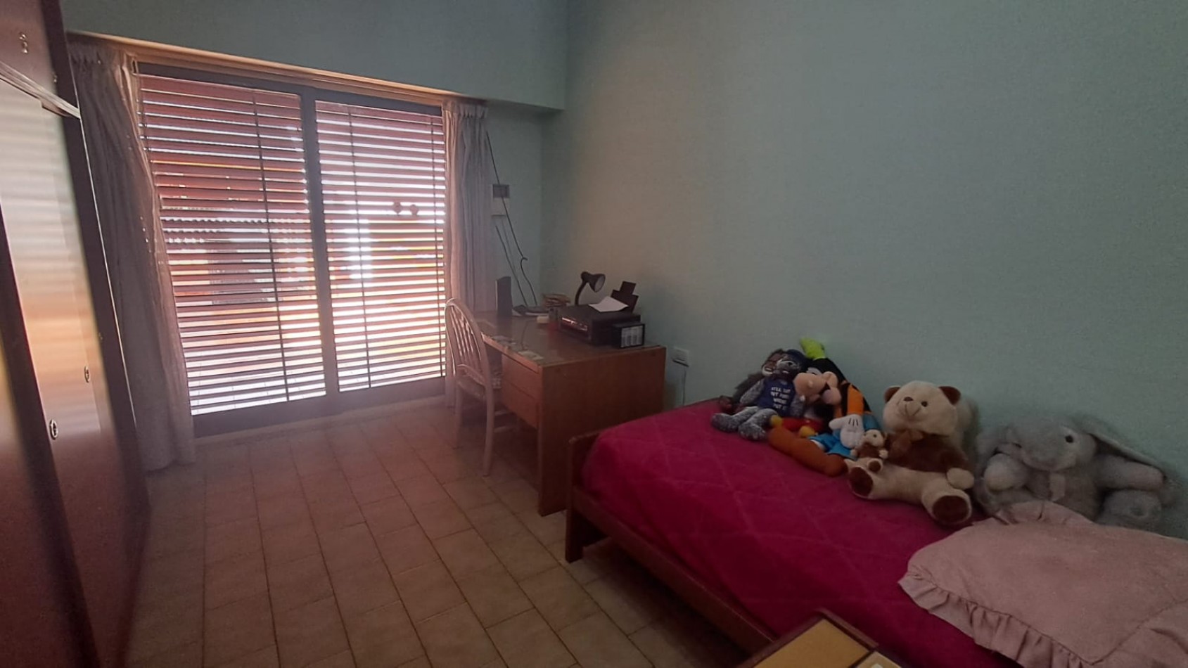 CASA 5 AMB CON COCHERA CUBIERTA, AMPLIO PATIO Y QUINCHO EN DOS PLANTAS.REF.894