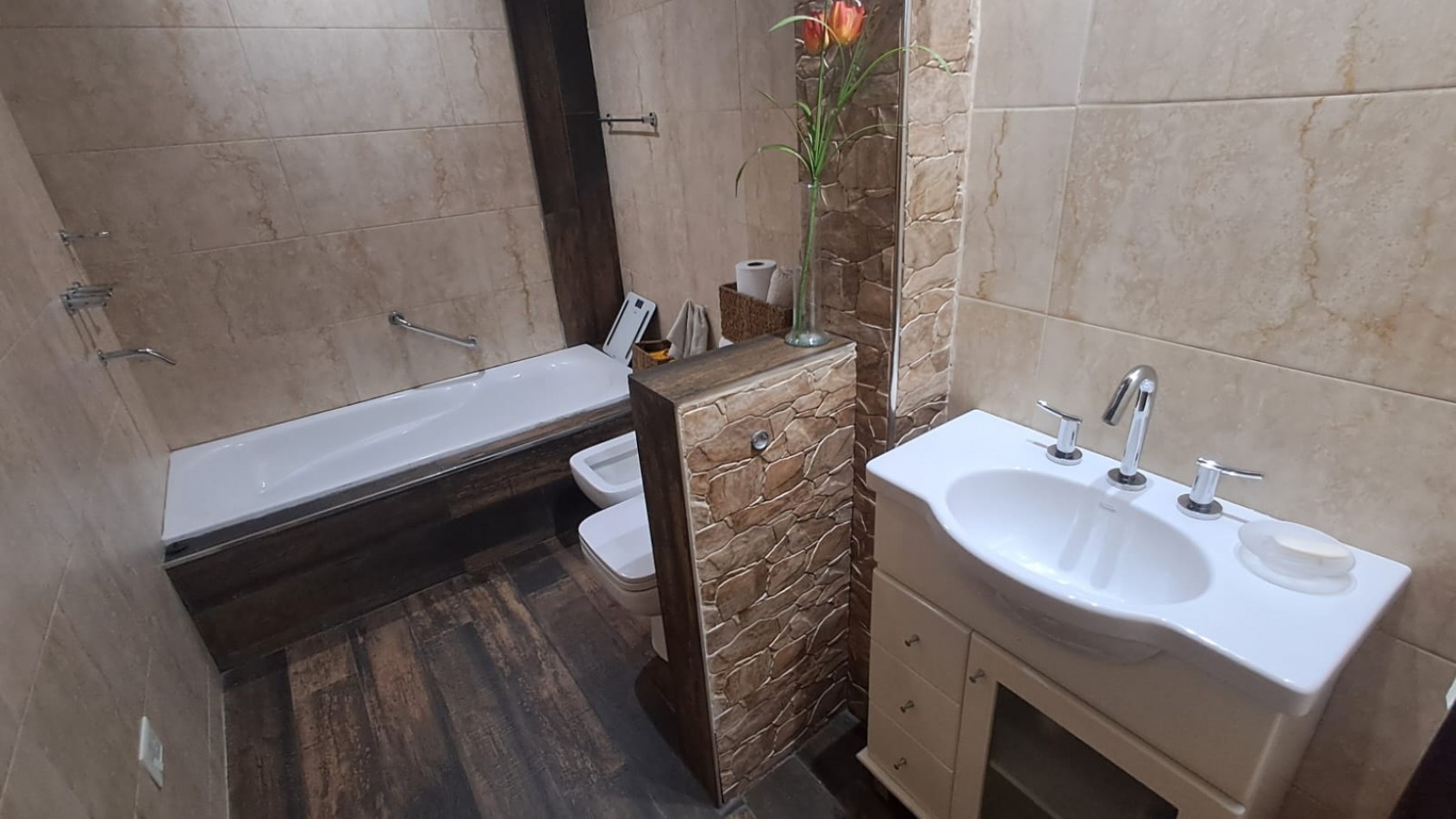 CASA IDEAL PARA 2 FAMILIAS (AL FRENTE 2 AMB CON COCHERA PARQUE Y AL FONDO 5 AMB CON GALERIA) REF. 895