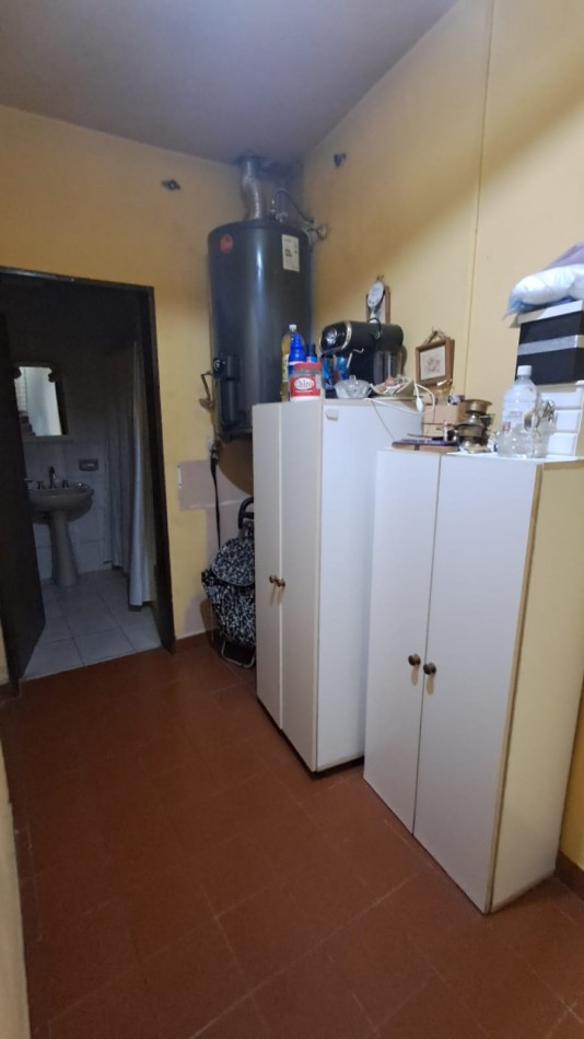 CASA IDEAL PARA 2 FAMILIAS (AL FRENTE 2 AMB CON COCHERA PARQUE Y AL FONDO 5 AMB CON GALERIA) REF. 895