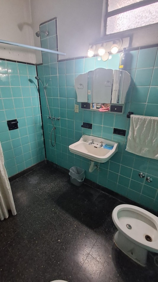 CASA IDEAL PARA 2 FAMILIAS (AL FRENTE 2 AMB CON COCHERA PARQUE Y AL FONDO 5 AMB CON GALERIA) REF. 895