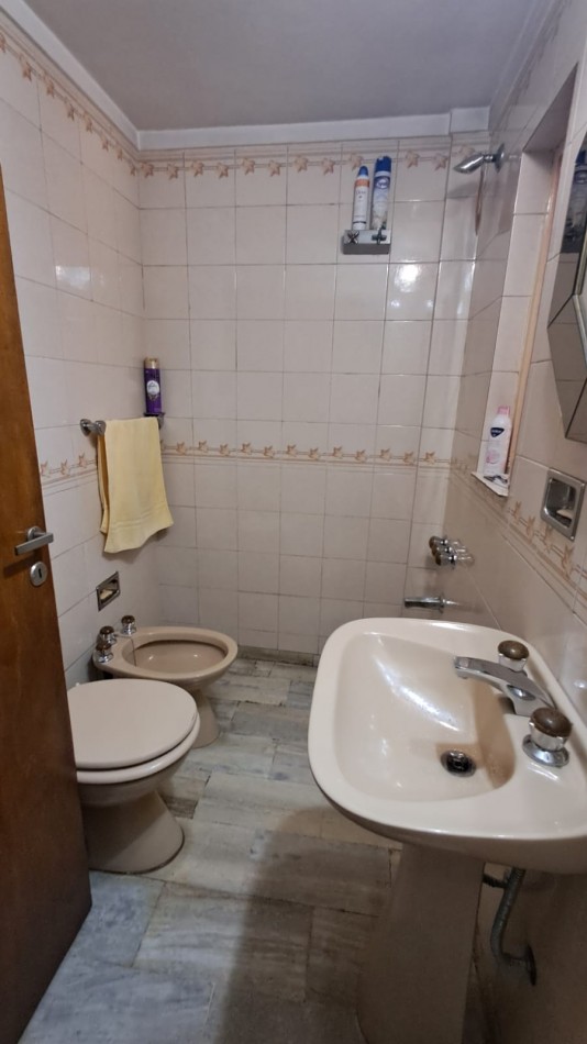 CASA 6 AMB CON COCHERA CUBIERTA (2 AUTOS), FONDO LIBRE Y TERRAZA REF. 896