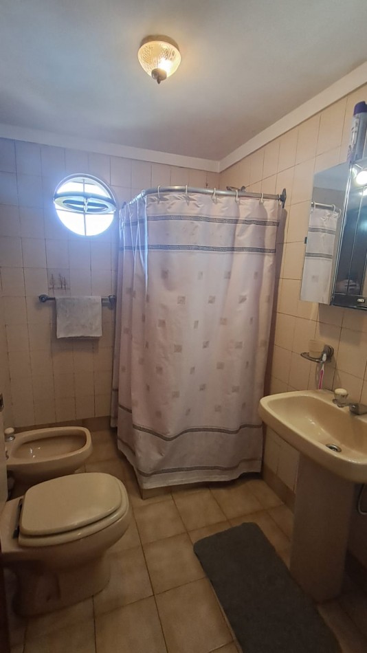 CASA 6 AMB CON COCHERA CUBIERTA (2 AUTOS), FONDO LIBRE Y TERRAZA REF. 896