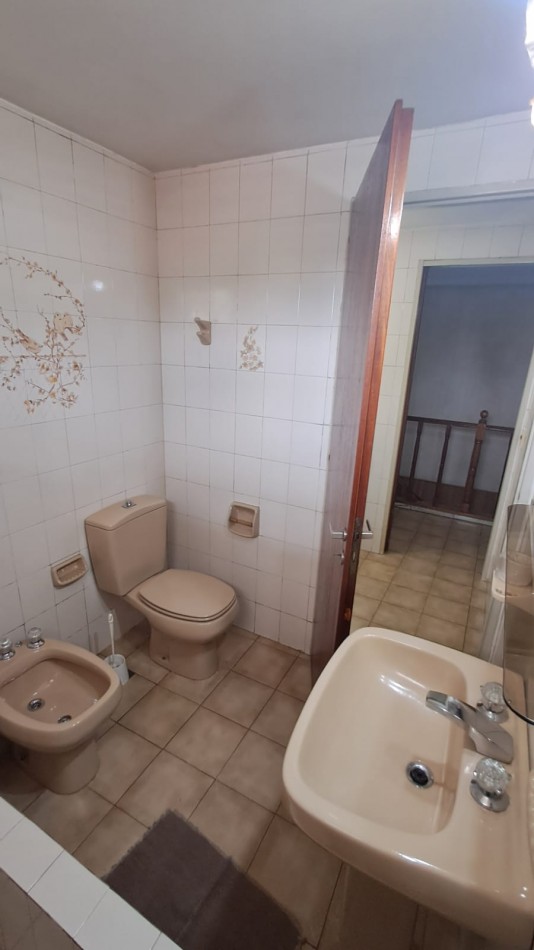 CASA 6 AMB CON COCHERA CUBIERTA (2 AUTOS), FONDO LIBRE Y TERRAZA REF. 896