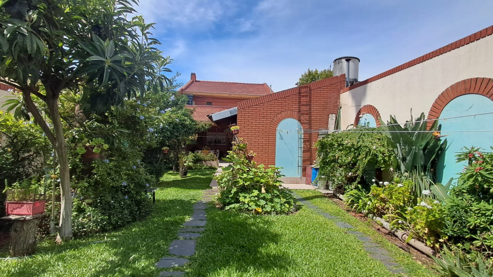 CASA 6 AMB CON COCHERA CUBIERTA (2 AUTOS), FONDO LIBRE Y TERRAZA REF. 896