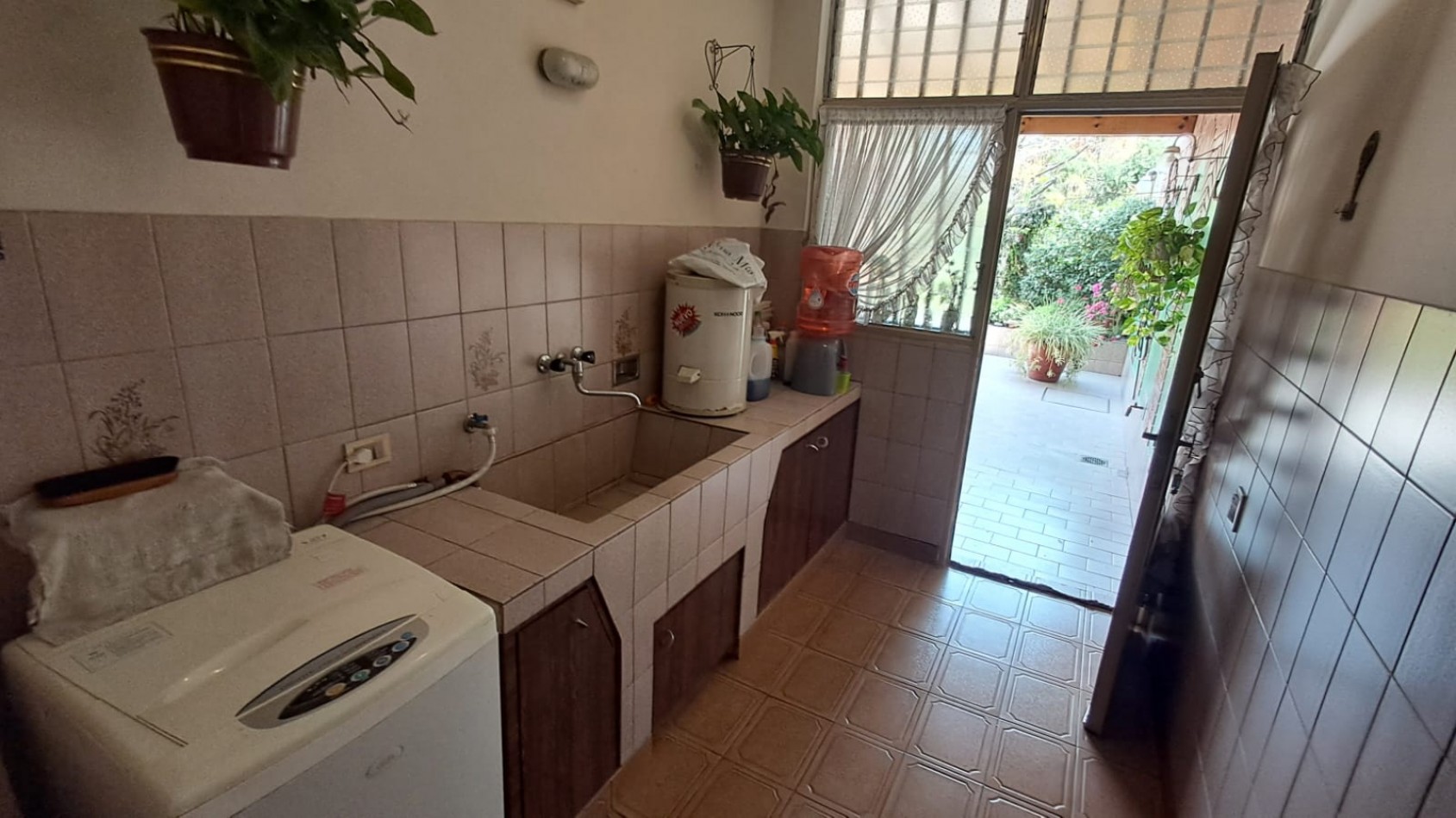 CASA 6 AMB CON COCHERA CUBIERTA (2 AUTOS), FONDO LIBRE Y TERRAZA REF. 896