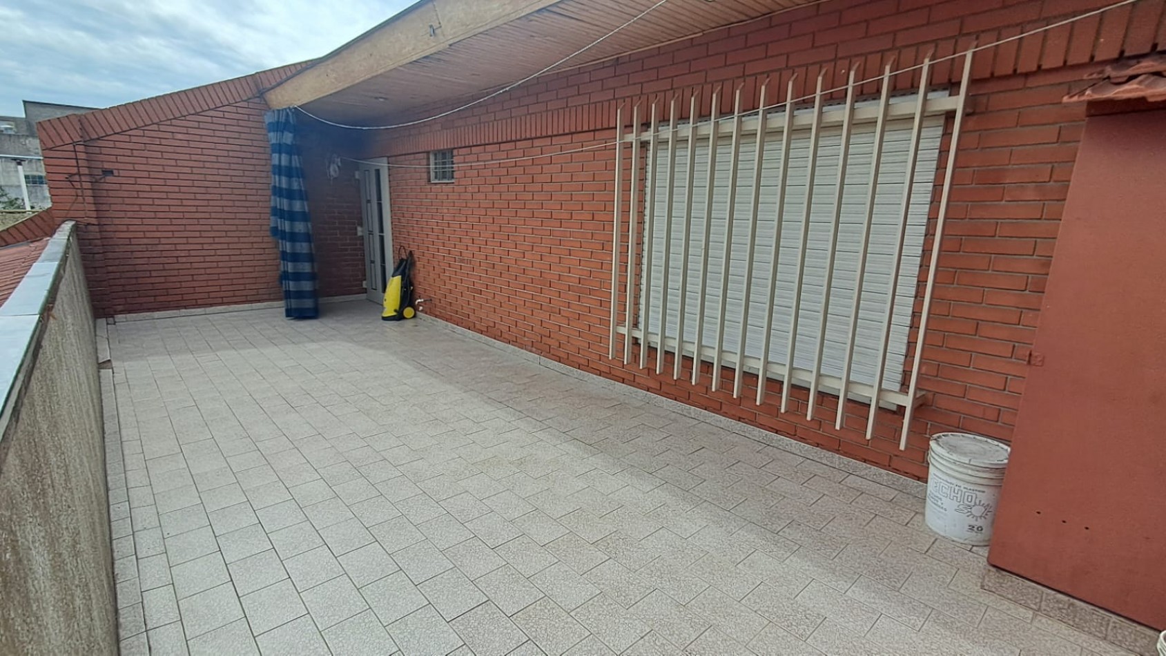 CASA 6 AMB CON COCHERA CUBIERTA (2 AUTOS), FONDO LIBRE Y TERRAZA REF. 896