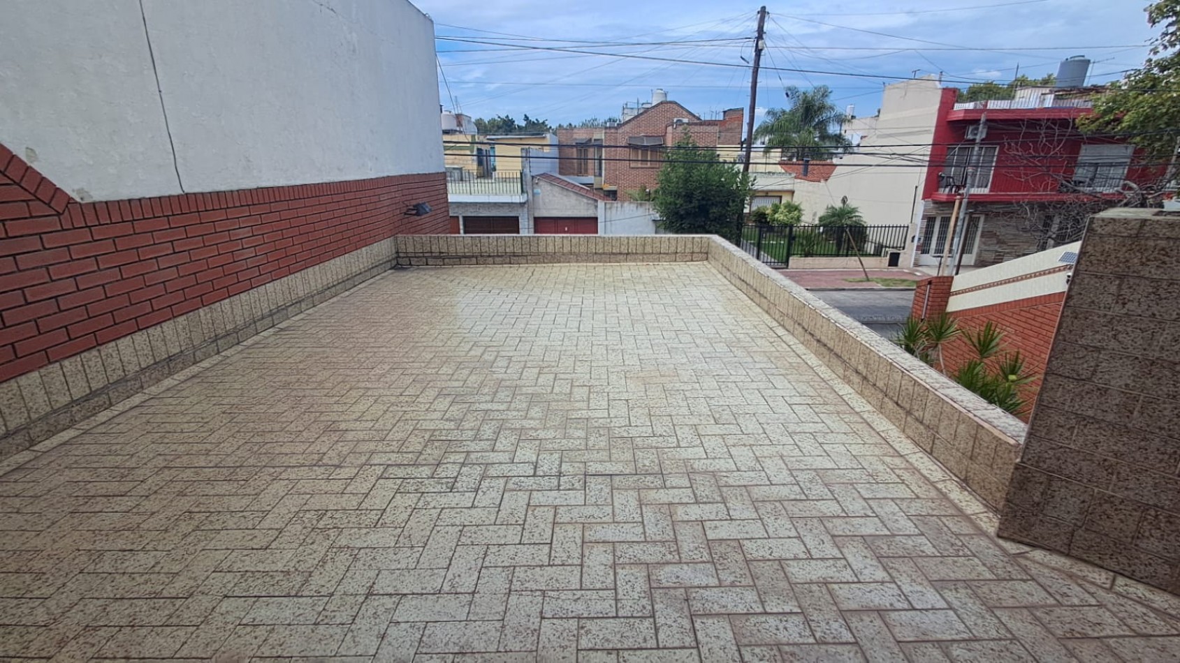 CASA 6 AMB CON COCHERA CUBIERTA (2 AUTOS), FONDO LIBRE Y TERRAZA REF. 896