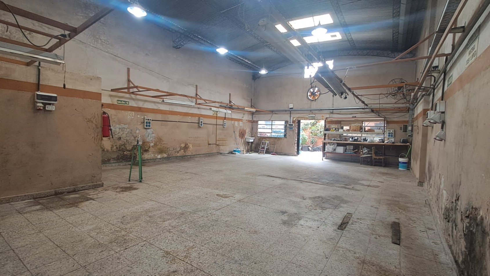 2 PHS COMPUESTO DE GALPON CON BAÑOS Y OFICINAS O VIVIENDA CON PATIO Y 1 DE ELLAS CON TERRAZA