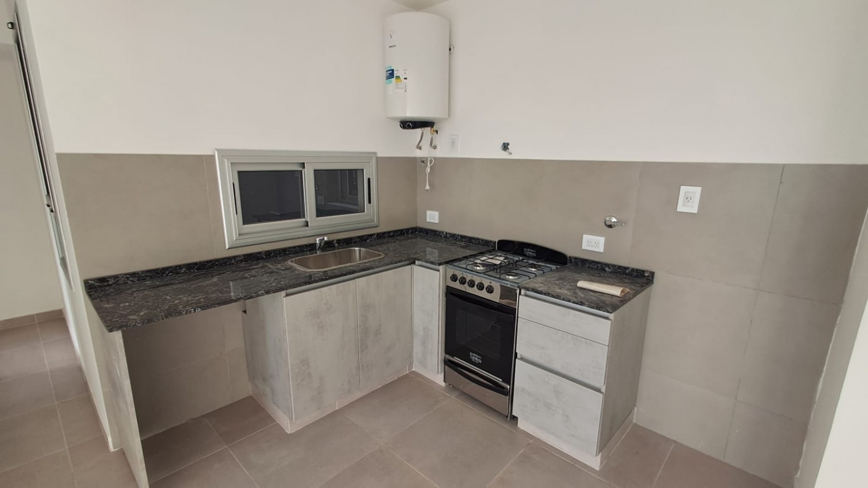 DEPTO 3 AMB CON BALCON AL FRENTE (EL EDIFICIO TIENE SUM, ASCENSORES Y COCHERA) REF.898/4