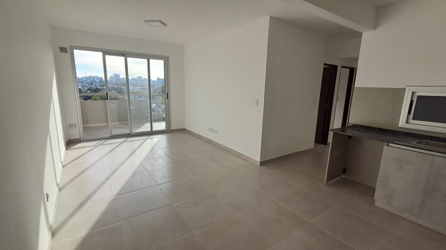 DEPTO 3 AMB CON BALCON AL FRENTE (EL EDIFICIO TIENE SUM, ASCENSORES Y COCHERA) REF.898/4