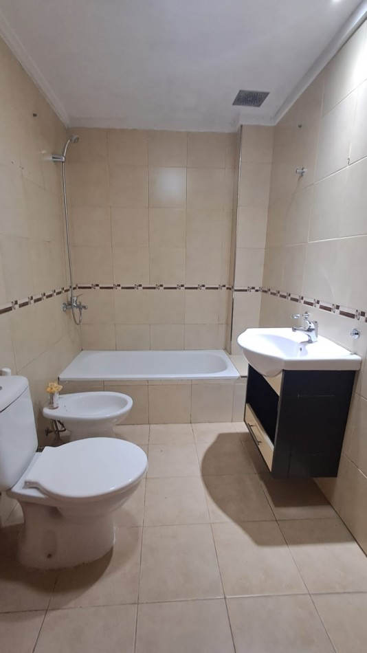  DEPARTAMENTO 2 AMB AL FRENTE CON BALCON Y PATIO.REF.908/1  