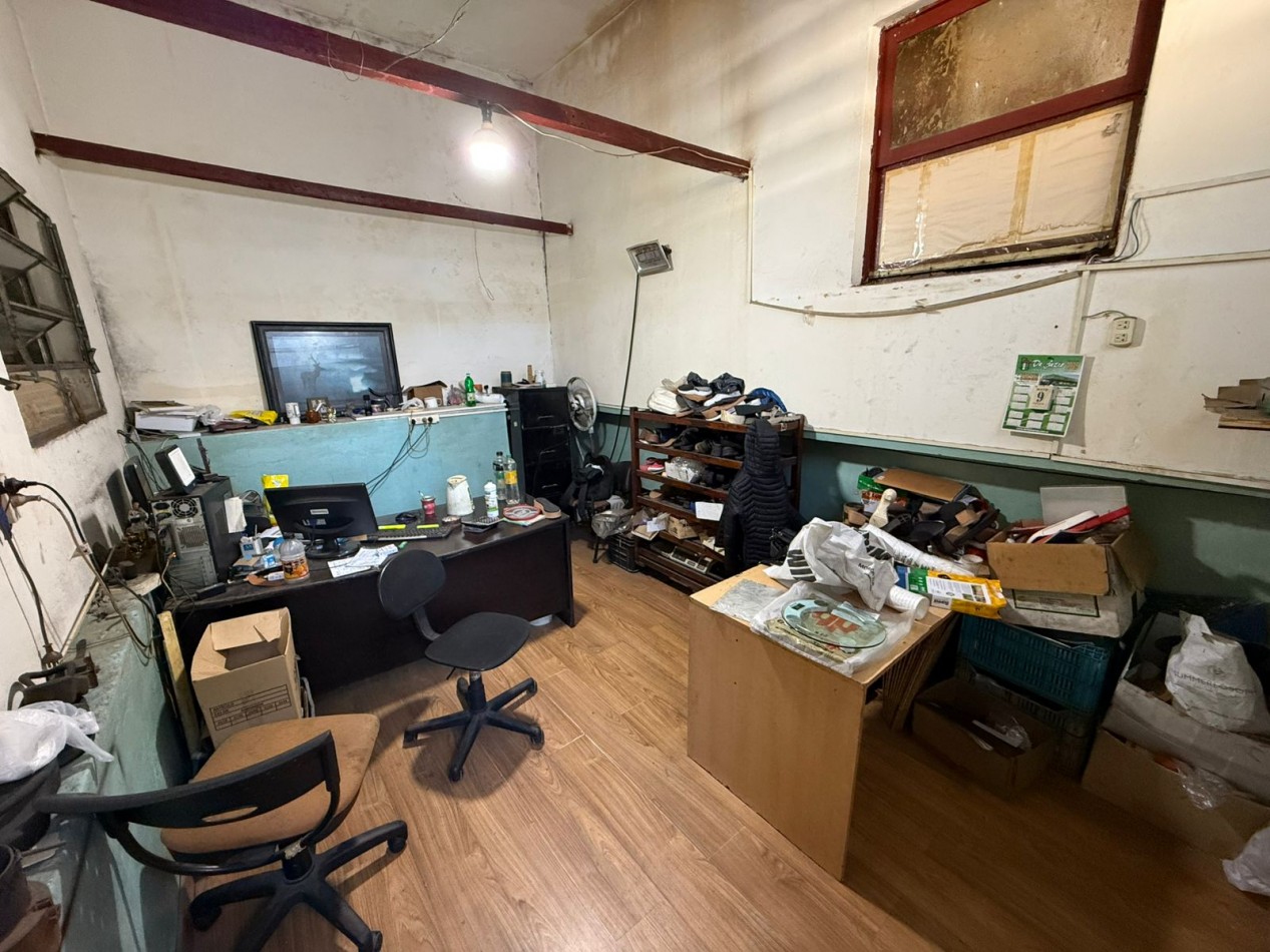 GALPON CON OFICINA + DEPOSITO CON 5 OFICINAS + 2 COCINAS Y 3 BAÑOS REF. 906