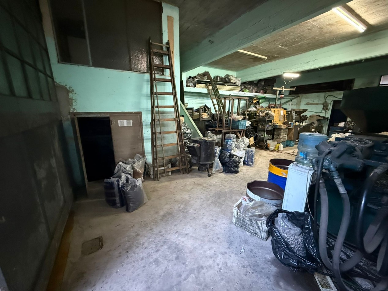 GALPON CON OFICINA + DEPOSITO CON 5 OFICINAS + 2 COCINAS Y 3 BAÑOS REF. 906