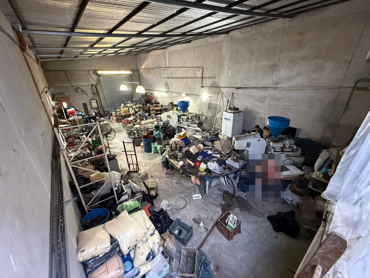 GALPON CON OFICINA + DEPOSITO CON 5 OFICINAS + 2 COCINAS Y 3 BAÑOS REF. 906