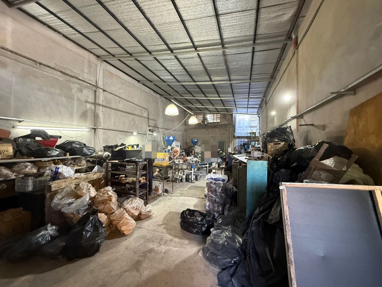 GALPON CON OFICINA + DEPOSITO CON 5 OFICINAS + 2 COCINAS Y 3 BAÑOS REF. 906