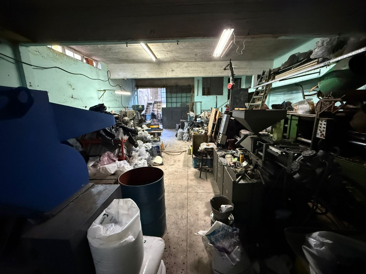 GALPON CON OFICINA + DEPOSITO CON 5 OFICINAS + 2 COCINAS Y 3 BAÑOS REF. 906