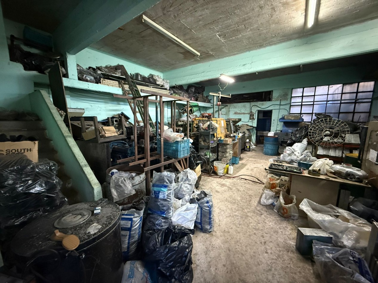 GALPON CON OFICINA + DEPOSITO CON 5 OFICINAS + 2 COCINAS Y 3 BAÑOS REF. 906
