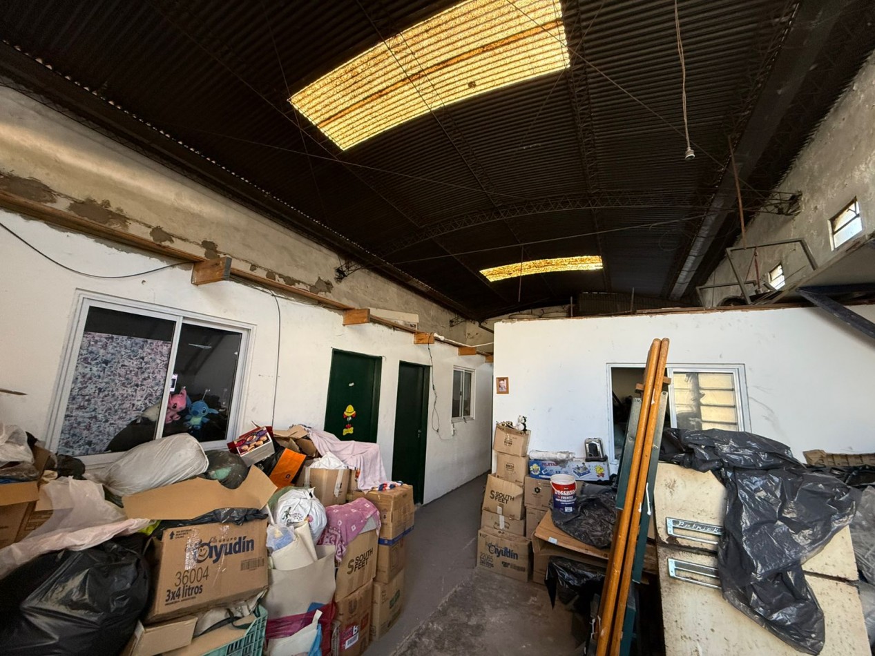 GALPON CON OFICINA + DEPOSITO CON 5 OFICINAS + 2 COCINAS Y 3 BAÑOS REF. 906