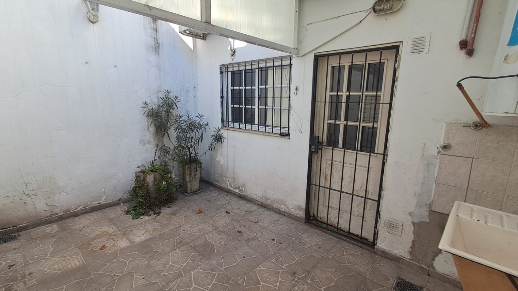 DUPLEX 4 AMB CON PATIO Y COCHERA DESCUBIERTA.REF.912 