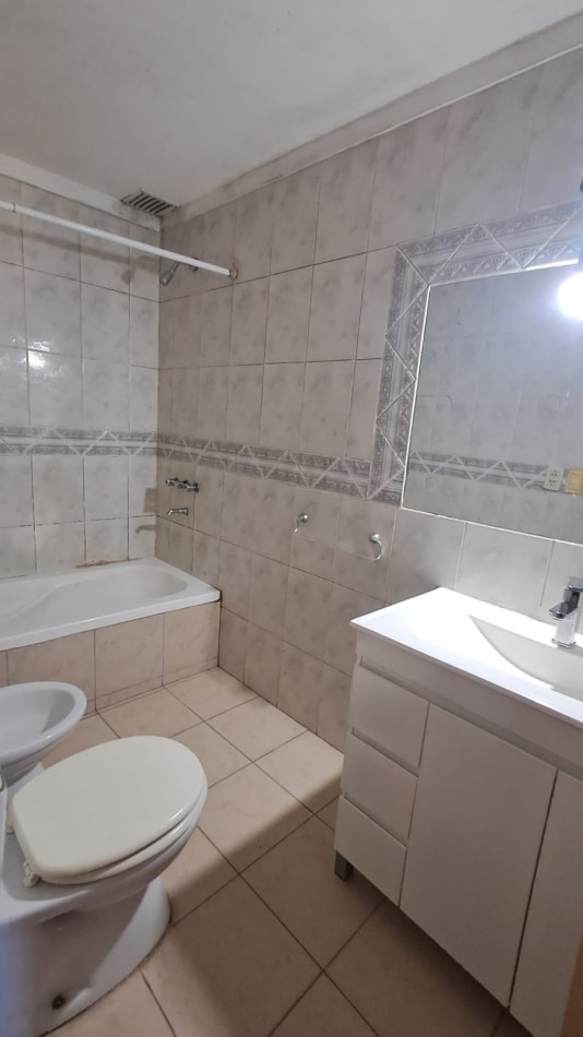 DUPLEX 4 AMB CON PATIO Y COCHERA DESCUBIERTA.REF.912 