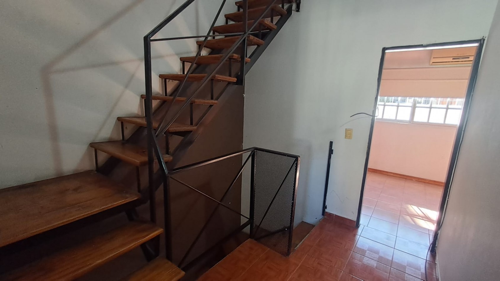 DUPLEX 4 AMB CON PATIO Y COCHERA DESCUBIERTA.REF.912 