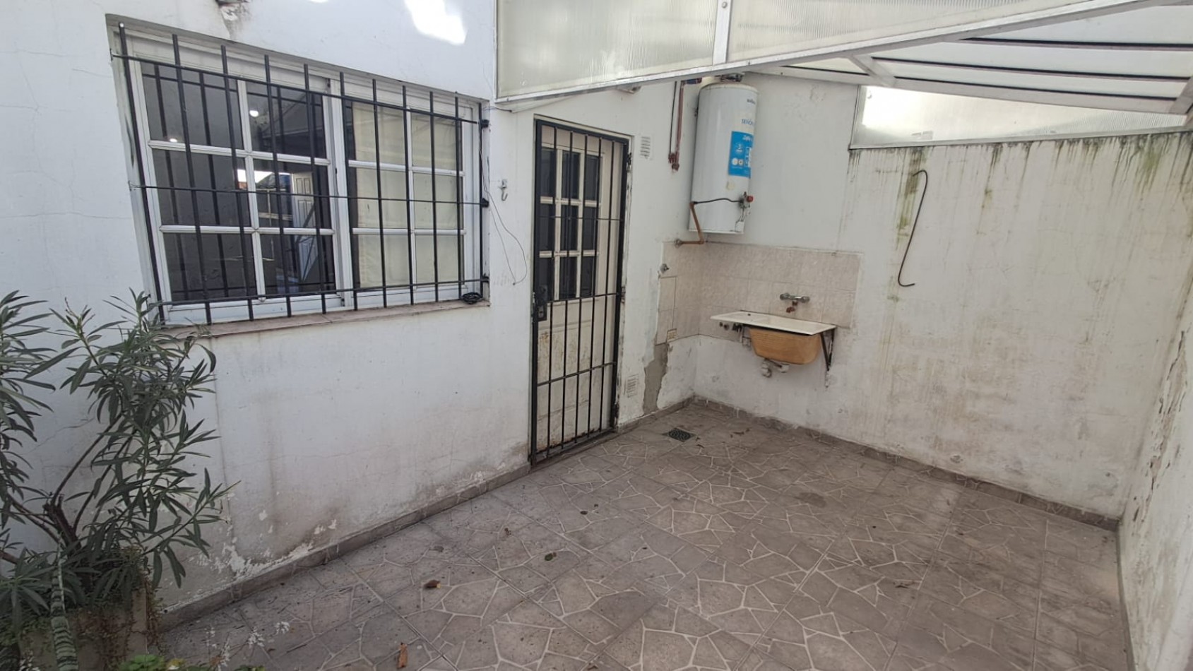 DUPLEX 4 AMB CON PATIO Y COCHERA DESCUBIERTA.REF.912 