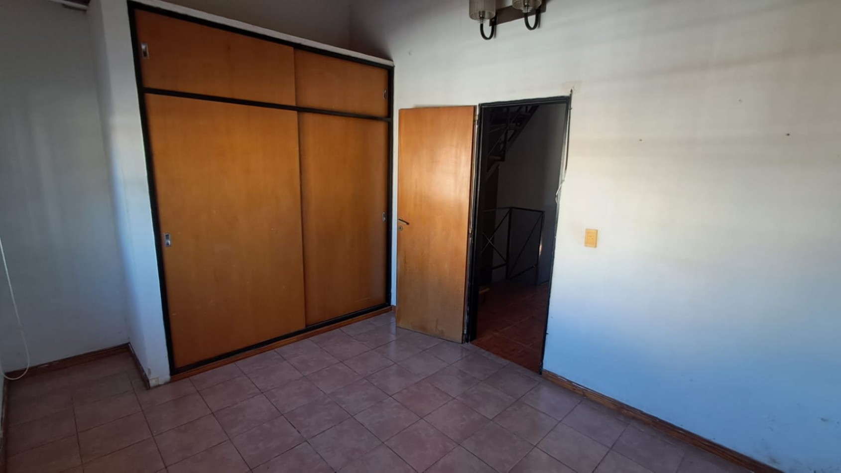 DUPLEX 4 AMB CON PATIO Y COCHERA DESCUBIERTA.REF.912 
