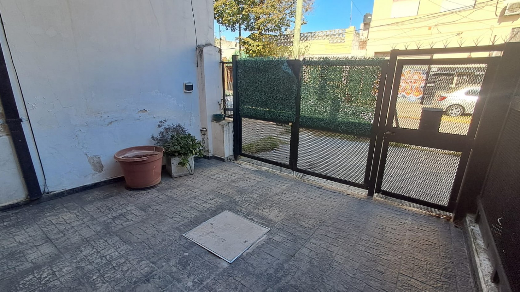 DUPLEX 4 AMB CON PATIO Y COCHERA DESCUBIERTA.REF.912 