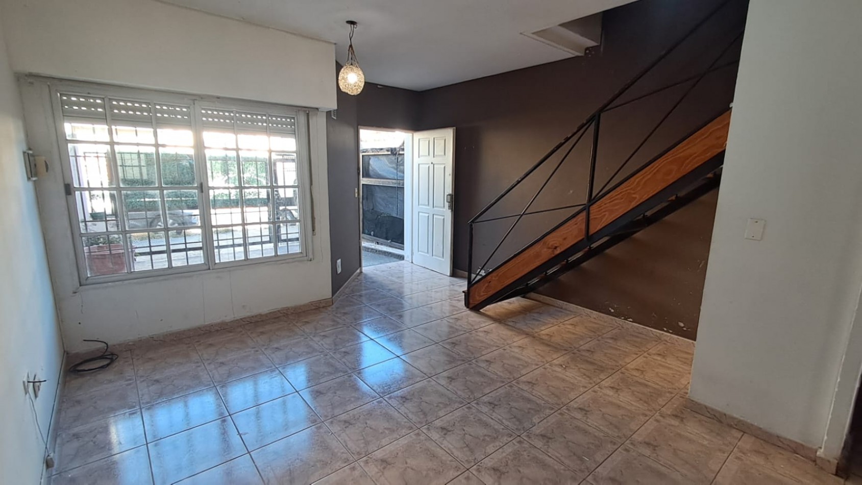DUPLEX 4 AMB CON PATIO Y COCHERA DESCUBIERTA.REF.912 