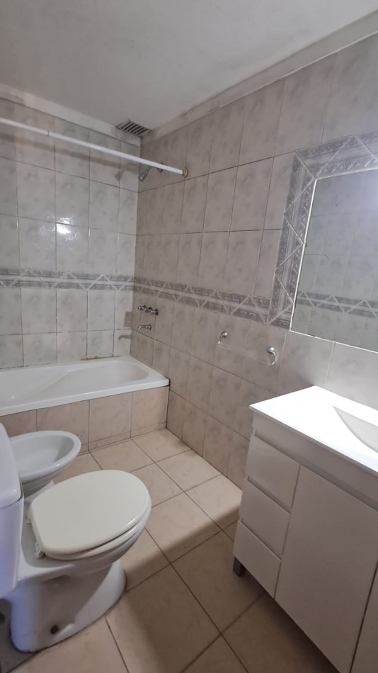 DUPLEX 4 AMB CON PATIO Y COCHERA DESCUBIERTA.REF.912 