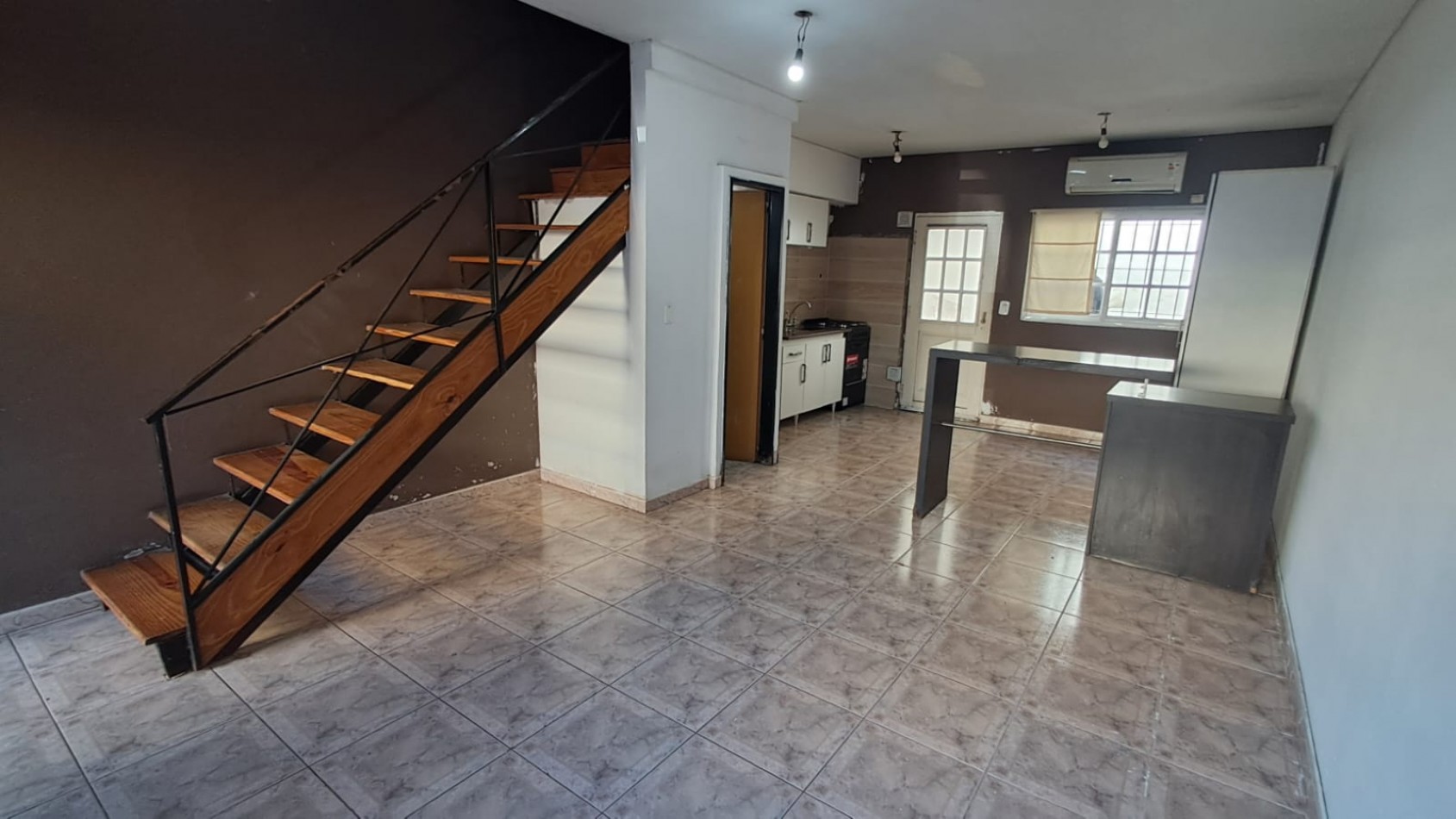 DUPLEX 4 AMB CON PATIO Y COCHERA DESCUBIERTA.REF.912 