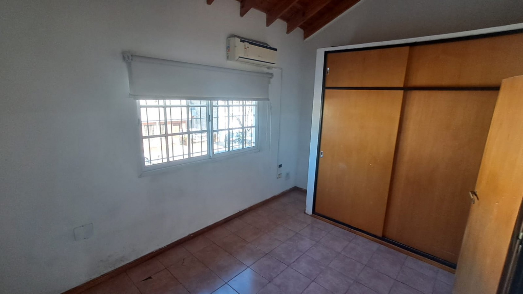 DUPLEX 4 AMB CON PATIO Y COCHERA DESCUBIERTA.REF.912 
