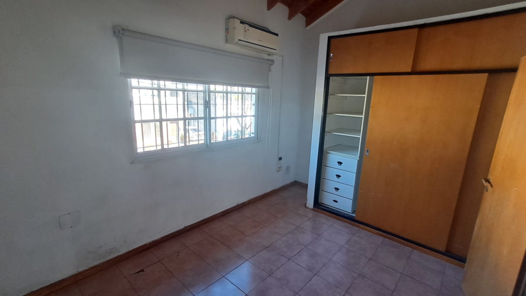 DUPLEX 4 AMB CON PATIO Y COCHERA DESCUBIERTA.REF.912 