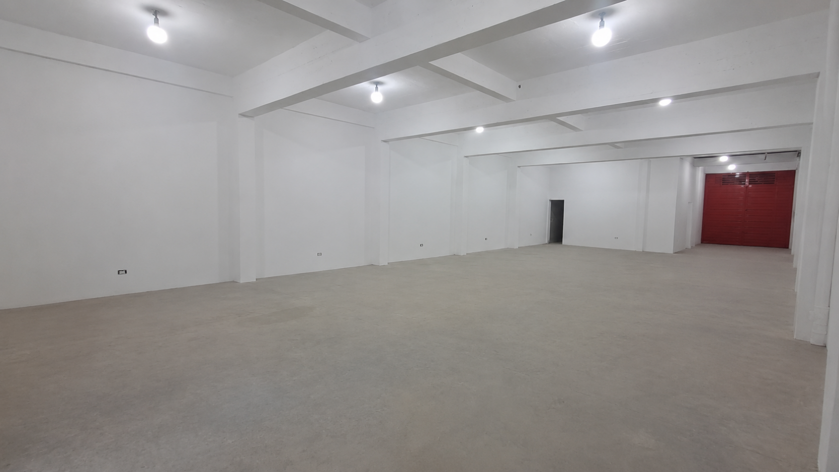 GALPON CON 2 OFICINAS Y COCHERA TRASERA. REF. 913