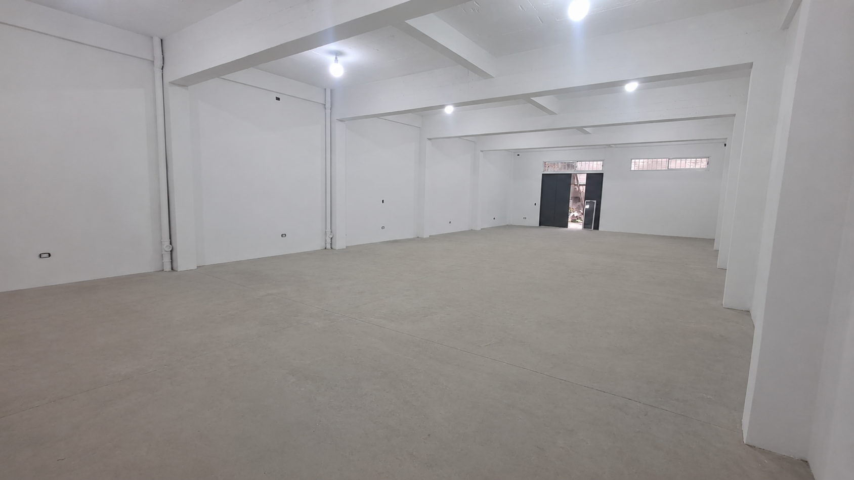 GALPON CON 2 OFICINAS Y COCHERA TRASERA. REF. 913