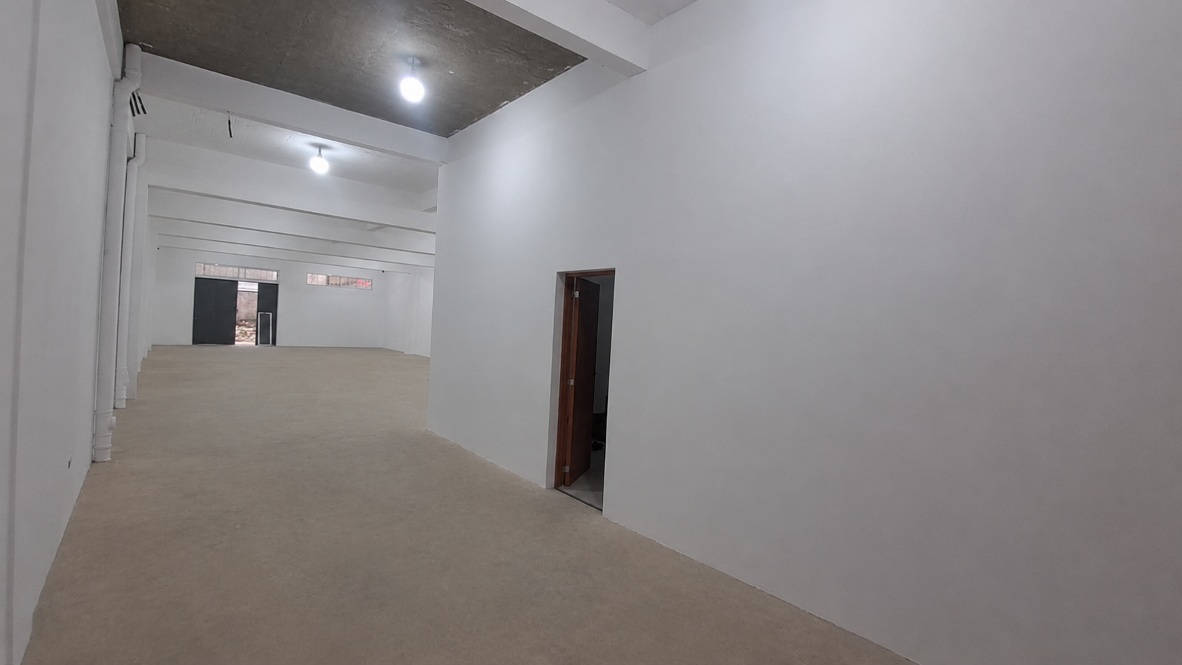 GALPON CON 2 OFICINAS Y COCHERA TRASERA. REF. 913