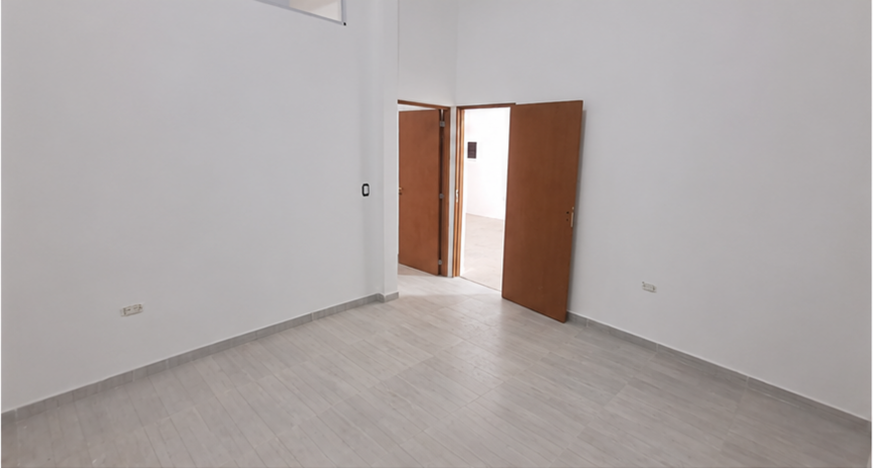 GALPON CON 2 OFICINAS Y COCHERA TRASERA. REF. 913