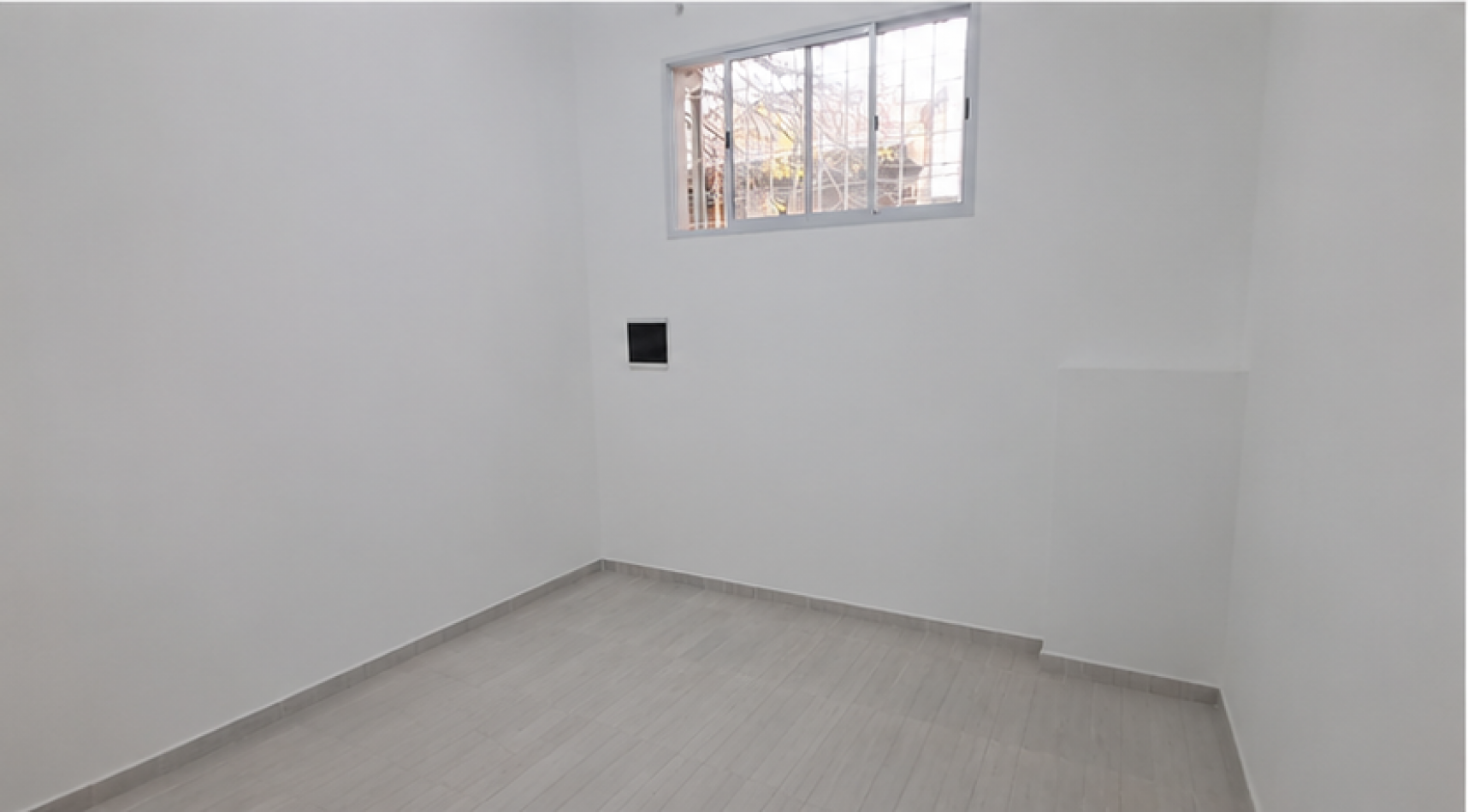 GALPON CON 2 OFICINAS Y COCHERA TRASERA. REF. 913